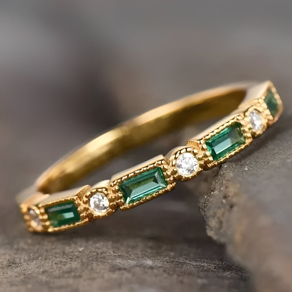 Sana – Vintage-goldener Ring mit integriertem grünem Zirkon