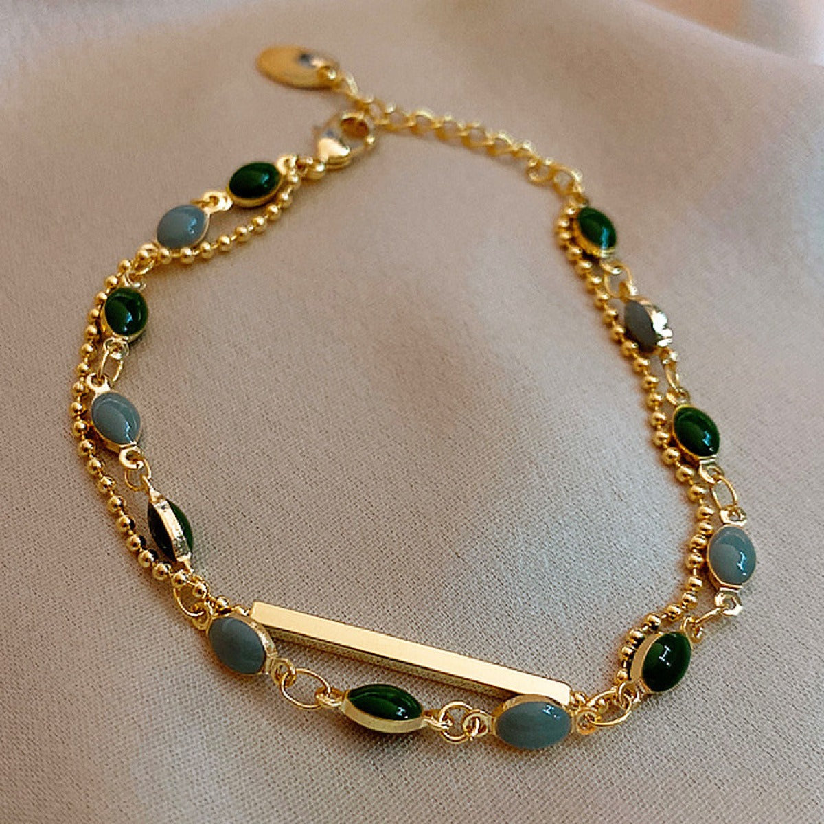 Manon – Armband mit grünem Stein in Gold