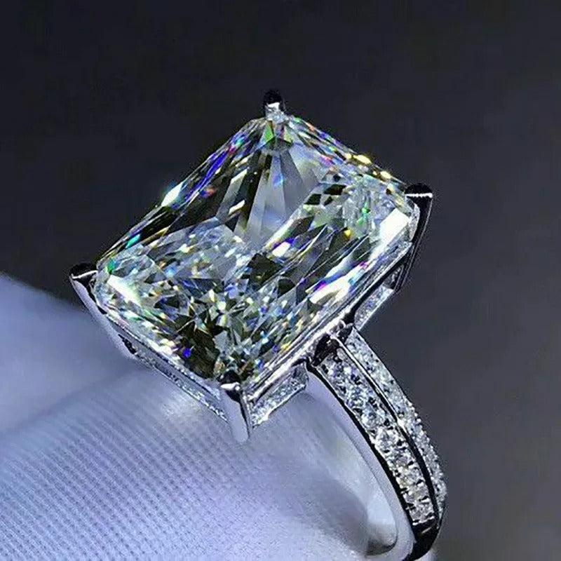 Jade – Ring mit großem Zirkon