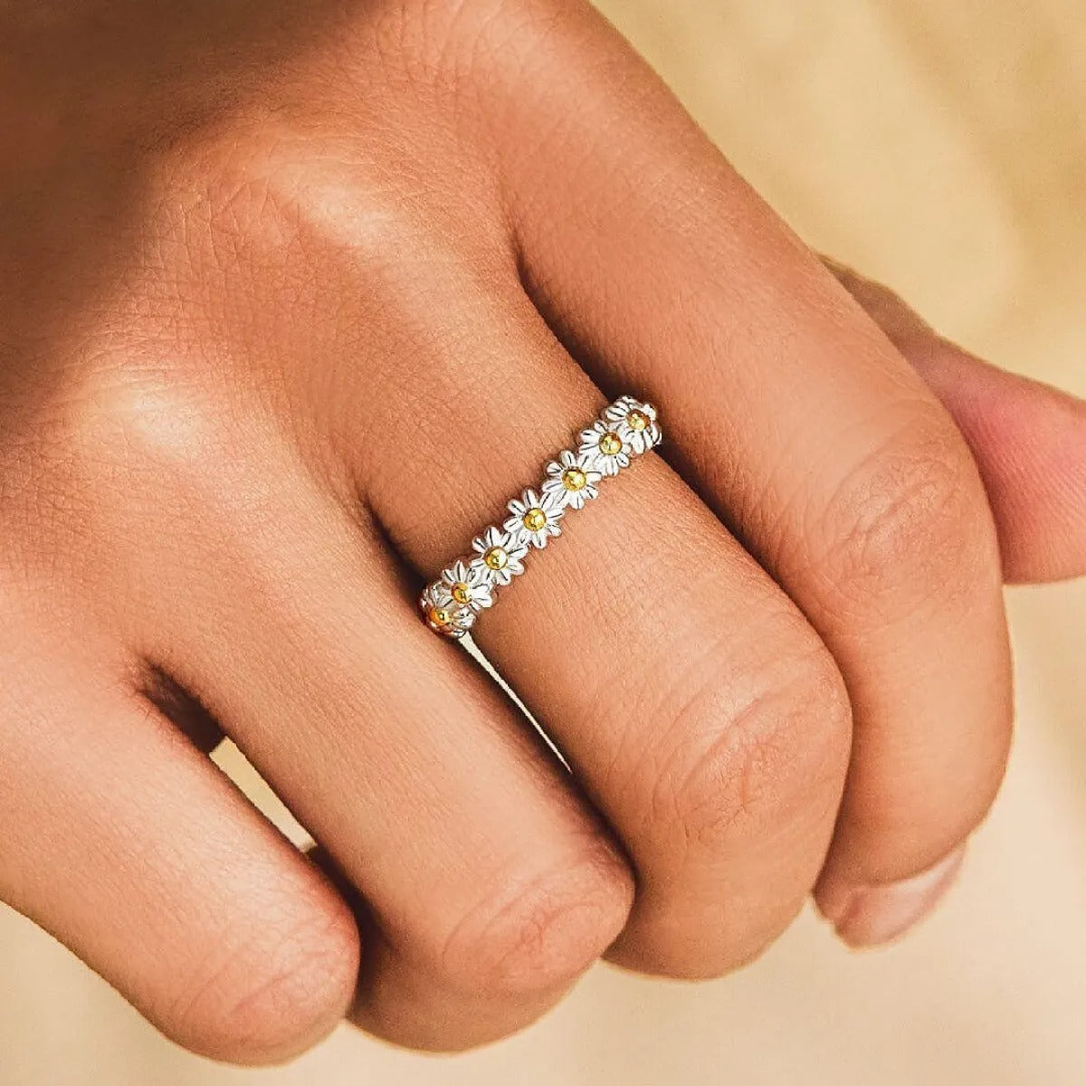 Dahliana – Flexibler Ring mit Margerite aus Silber und handbemaltem Emaille