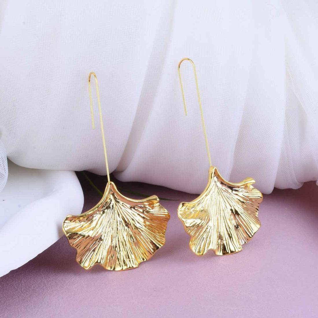 Bliss – Vintage-Ohrringe mit goldenen Blütenblättern