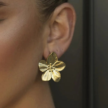 Rianne – Ohrringe mit Blumenmotiv in Gold