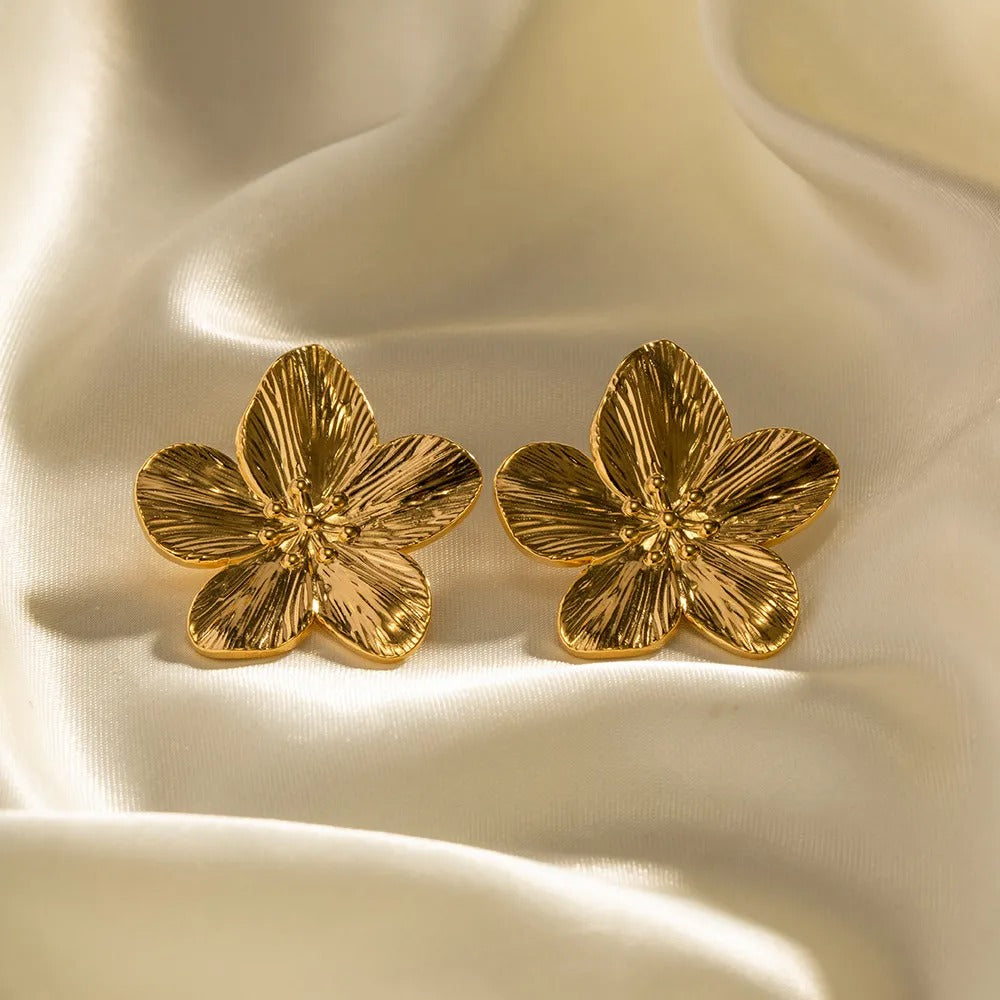 Rianne – Ohrringe mit Blumenmotiv in Gold