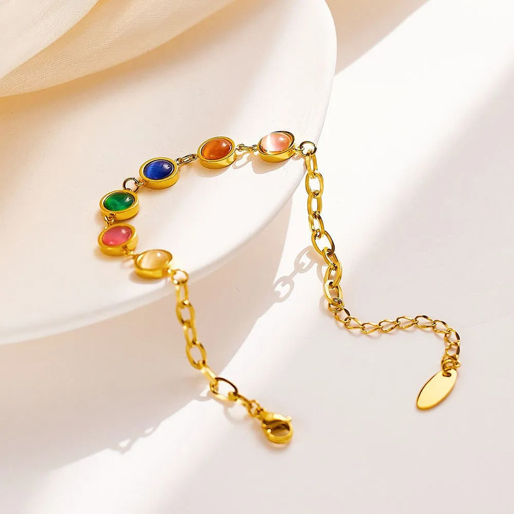 Maisie – Goldenes Armband mit farbigem Stein