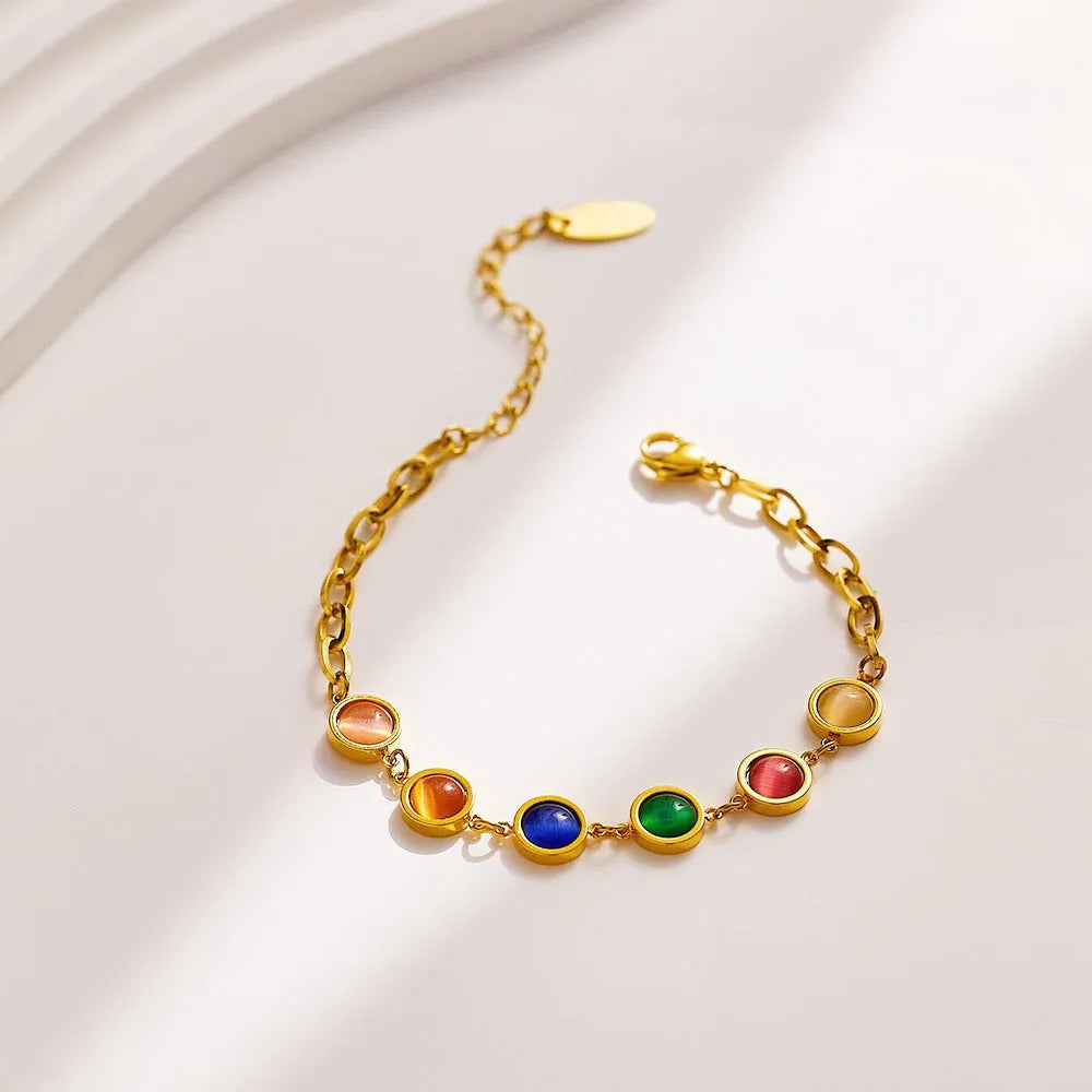 Maisie – Goldenes Armband mit farbigem Stein