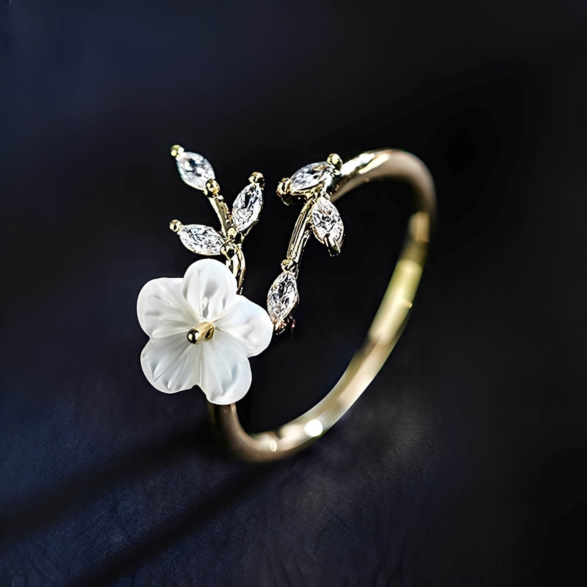 Mayla – Blumenring mit weißen Blüten und Zirkonias