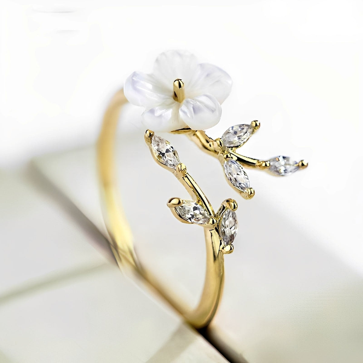 Mayla – Blumenring mit weißen Blüten und Zirkonias