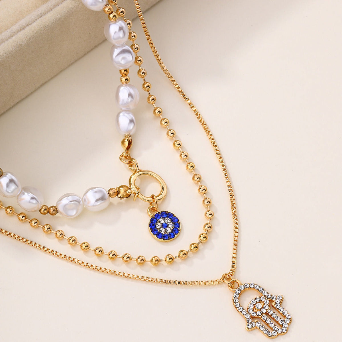 Jade – Mehrstufige Perlenkette mit Hamsa