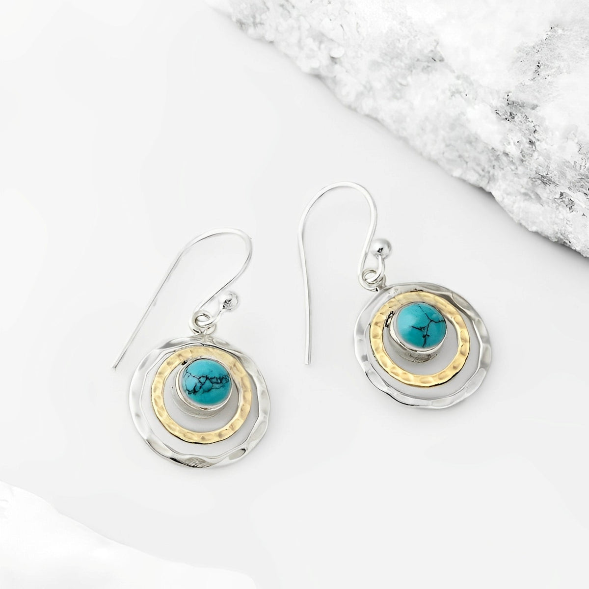 Nayah – Boho Saturn Ohrringe mit Türkisstein, aus Silber und Gold hergestellt