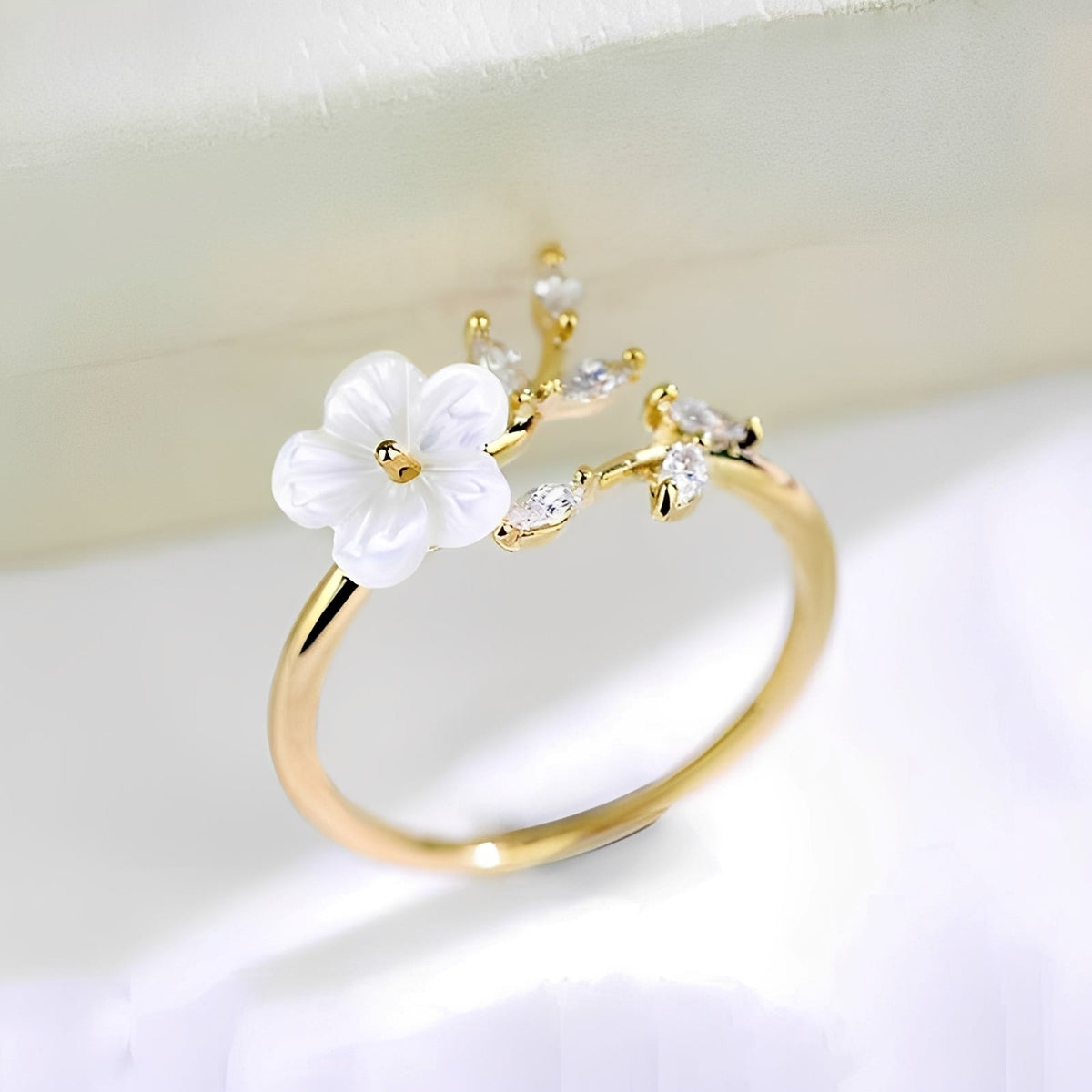 Mayla – Blumenring mit weißen Blüten und Zirkonias