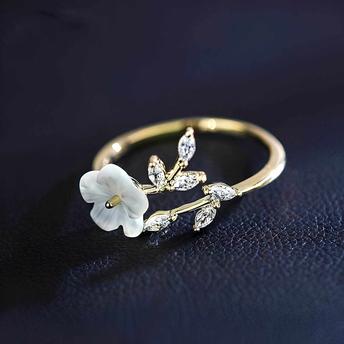 Mayla – Blumenring mit weißen Blüten und Zirkonias