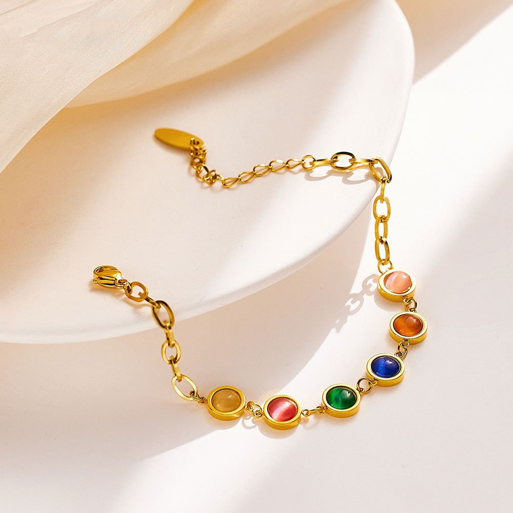 Maisie – Goldenes Armband mit farbigem Stein