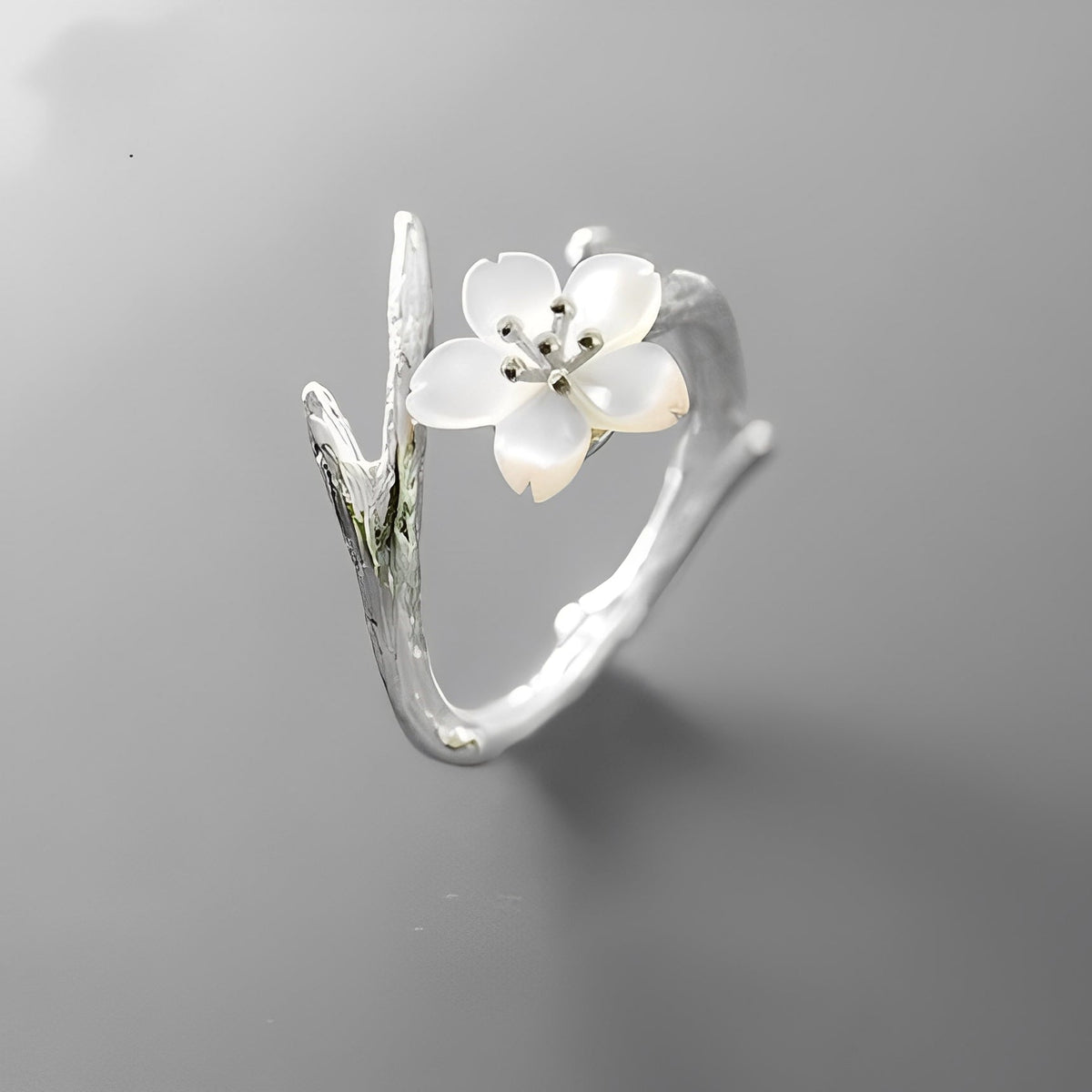 Lilou – Verstellbarer Vintage-Ring mit weißer Blüte