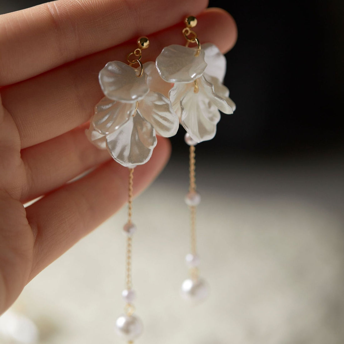 Rhia – Ohrringe mit Blumenblatt-Motiv, Perlen und Quasten