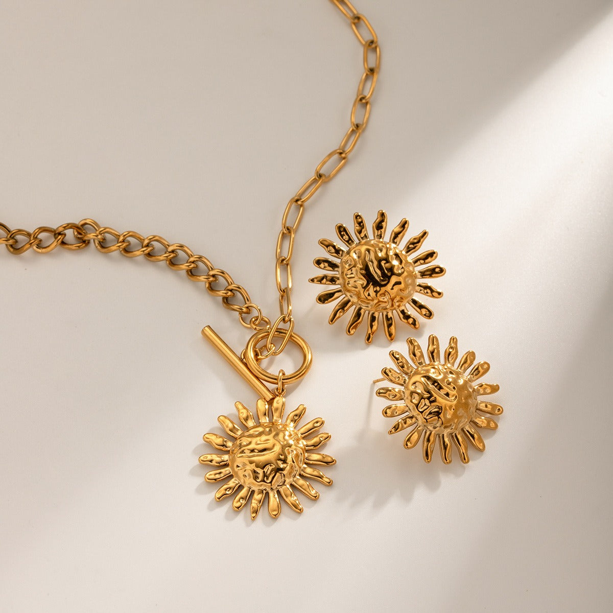 Milly – Auffällige Halskette mit goldener Sonnenblume