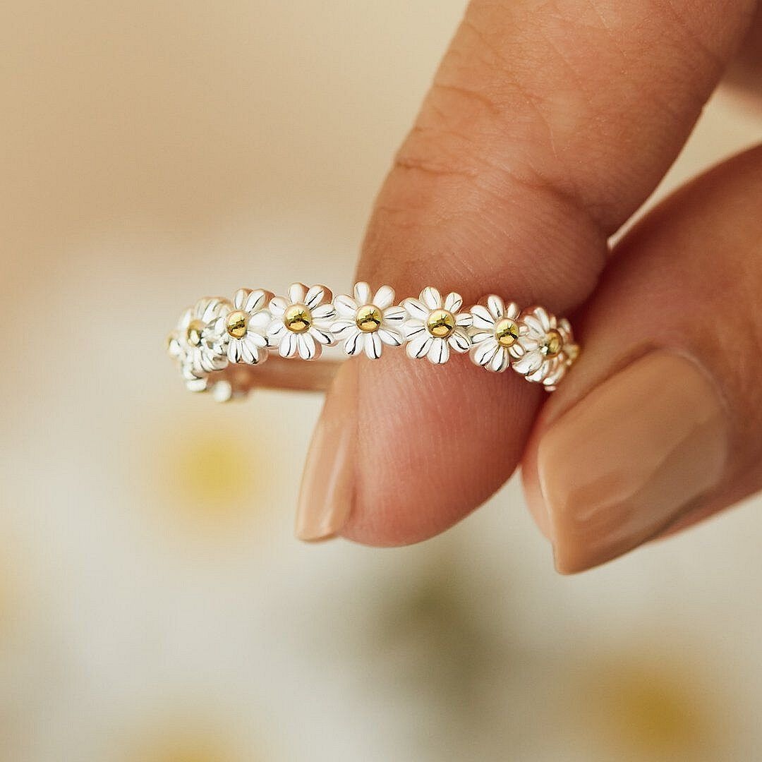 Dahliana – Flexibler Ring mit Margerite aus Silber und handbemaltem Emaille