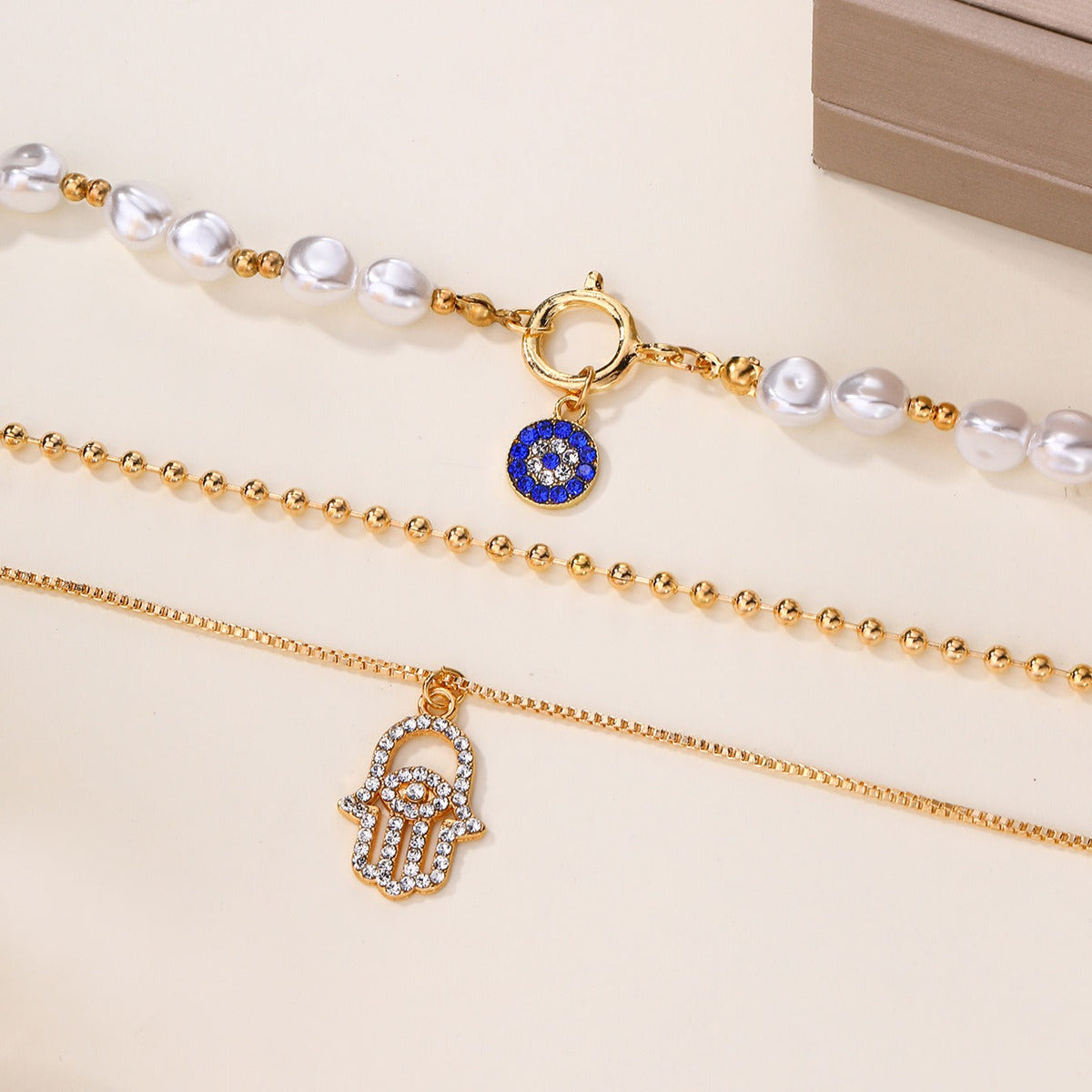 Jade – Mehrstufige Perlenkette mit Hamsa