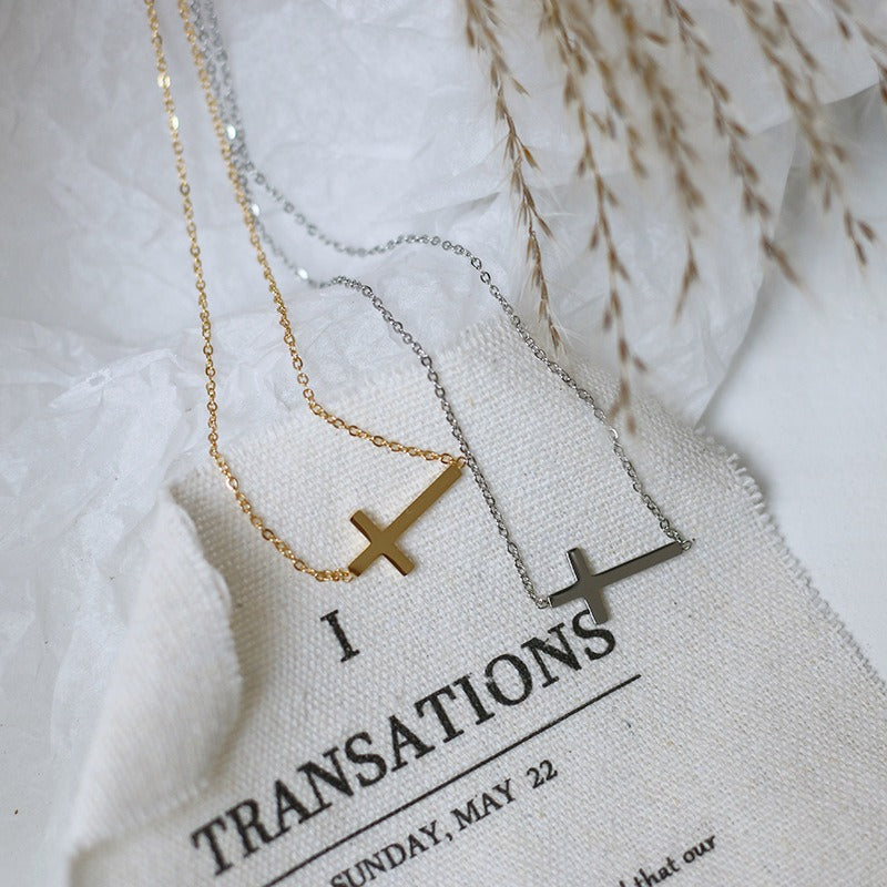 Nelly – Minimalistische Kreuzhalskette in Gold
