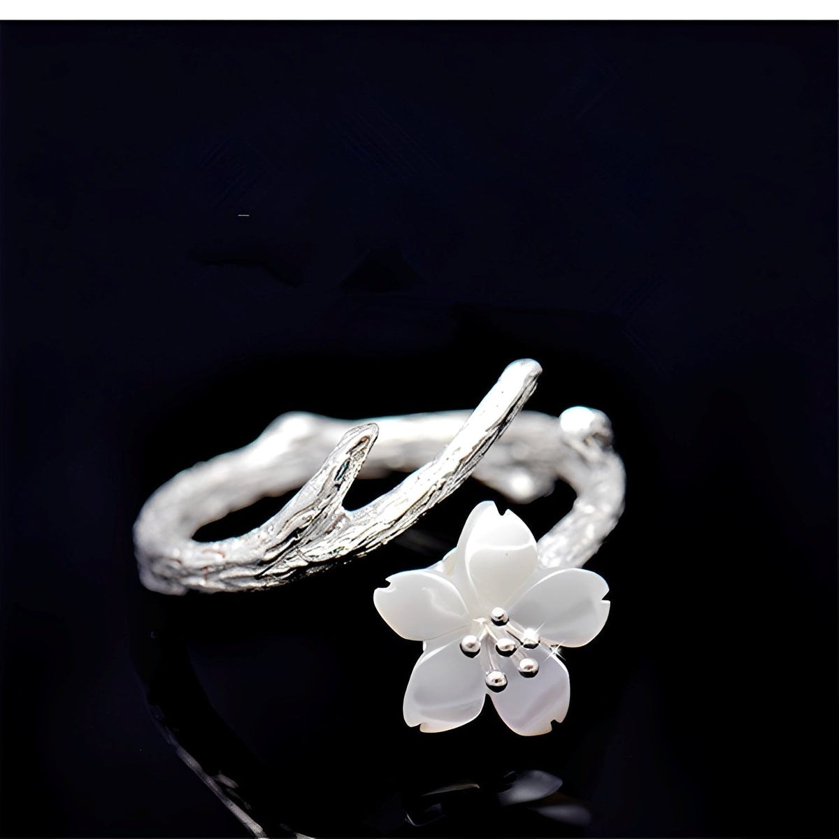 Lilou – Verstellbarer Vintage-Ring mit weißer Blüte