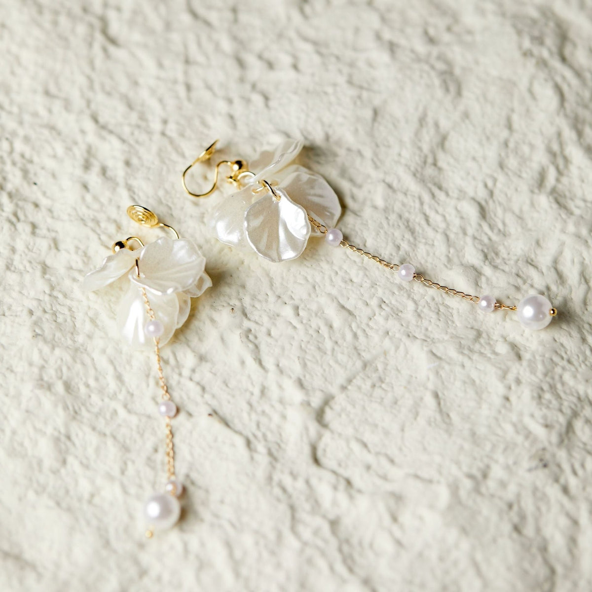 Rhia – Ohrringe mit Blumenblatt-Motiv, Perlen und Quasten