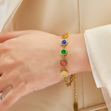 Maisie – Goldenes Armband mit farbigem Stein