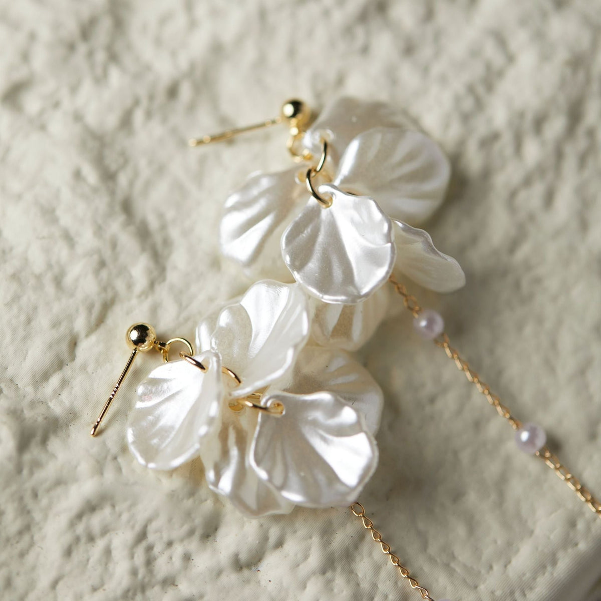 Rhia – Ohrringe mit Blumenblatt-Motiv, Perlen und Quasten