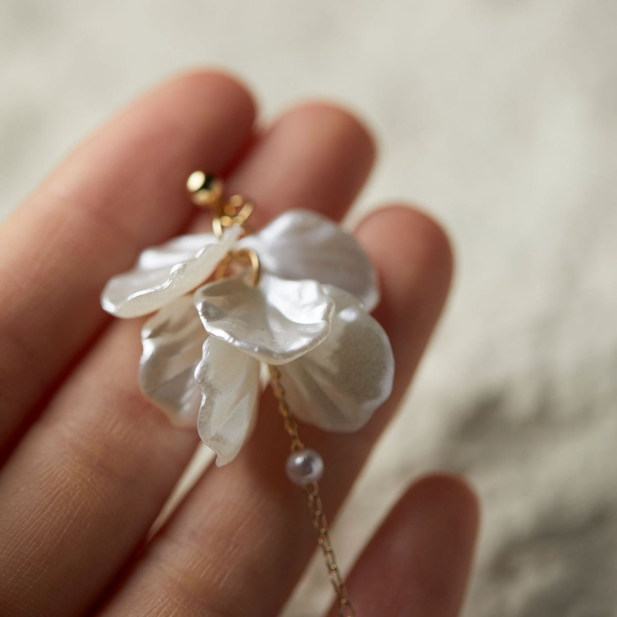 Rhia – Ohrringe mit Blumenblatt-Motiv, Perlen und Quasten