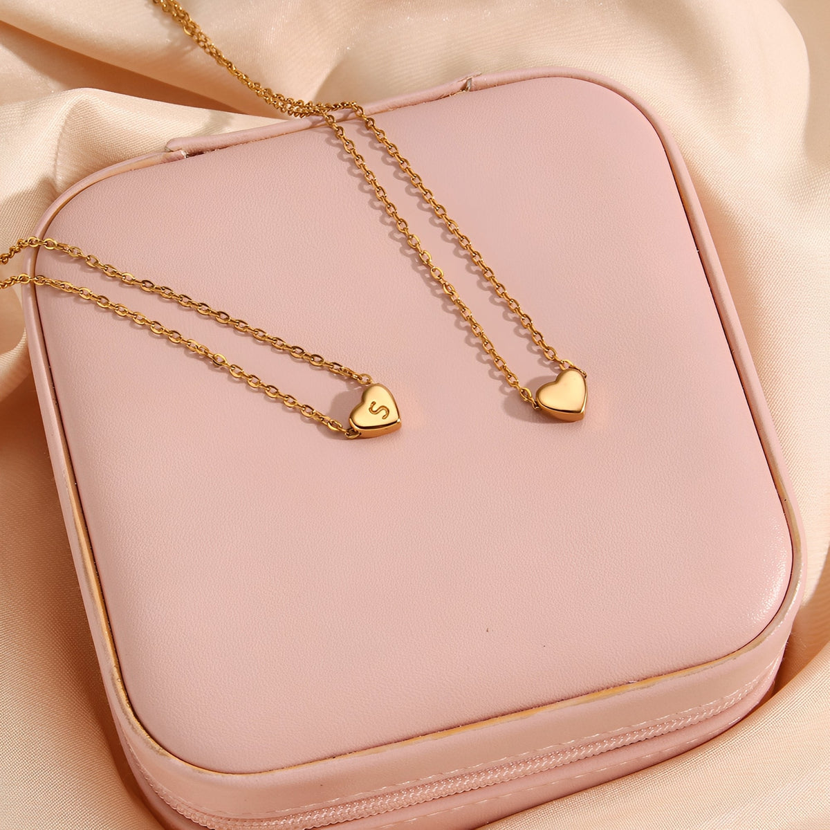 Amora – Kette mit Herzinitialen in Goldüberzug