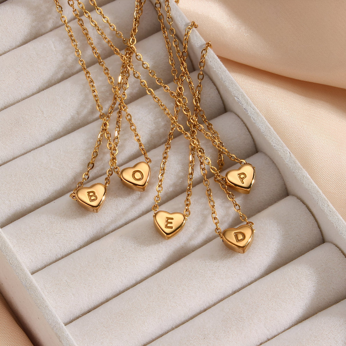 Amora – Kette mit Herzinitialen in Goldüberzug