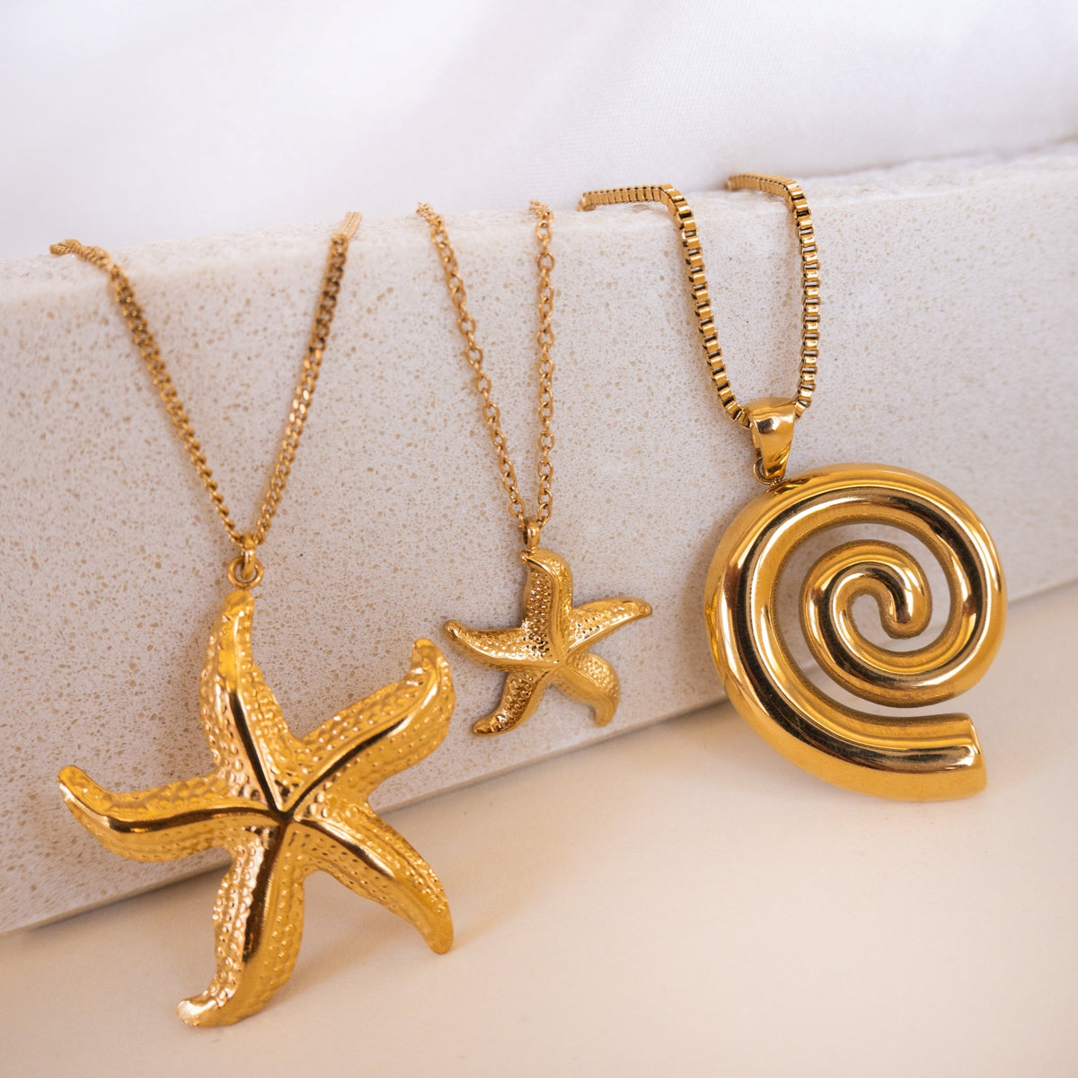 Halskette mit goldenen Seestern