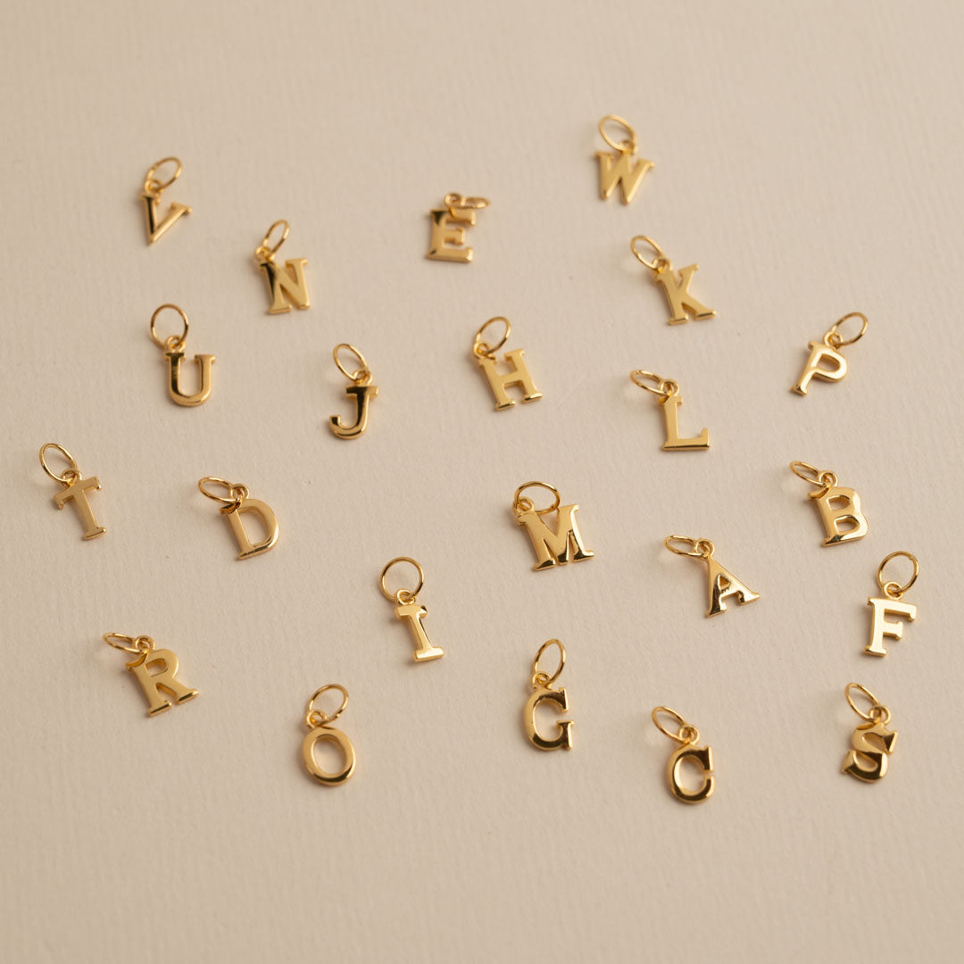 Sabrina - Buchstabenanhänger in Gold