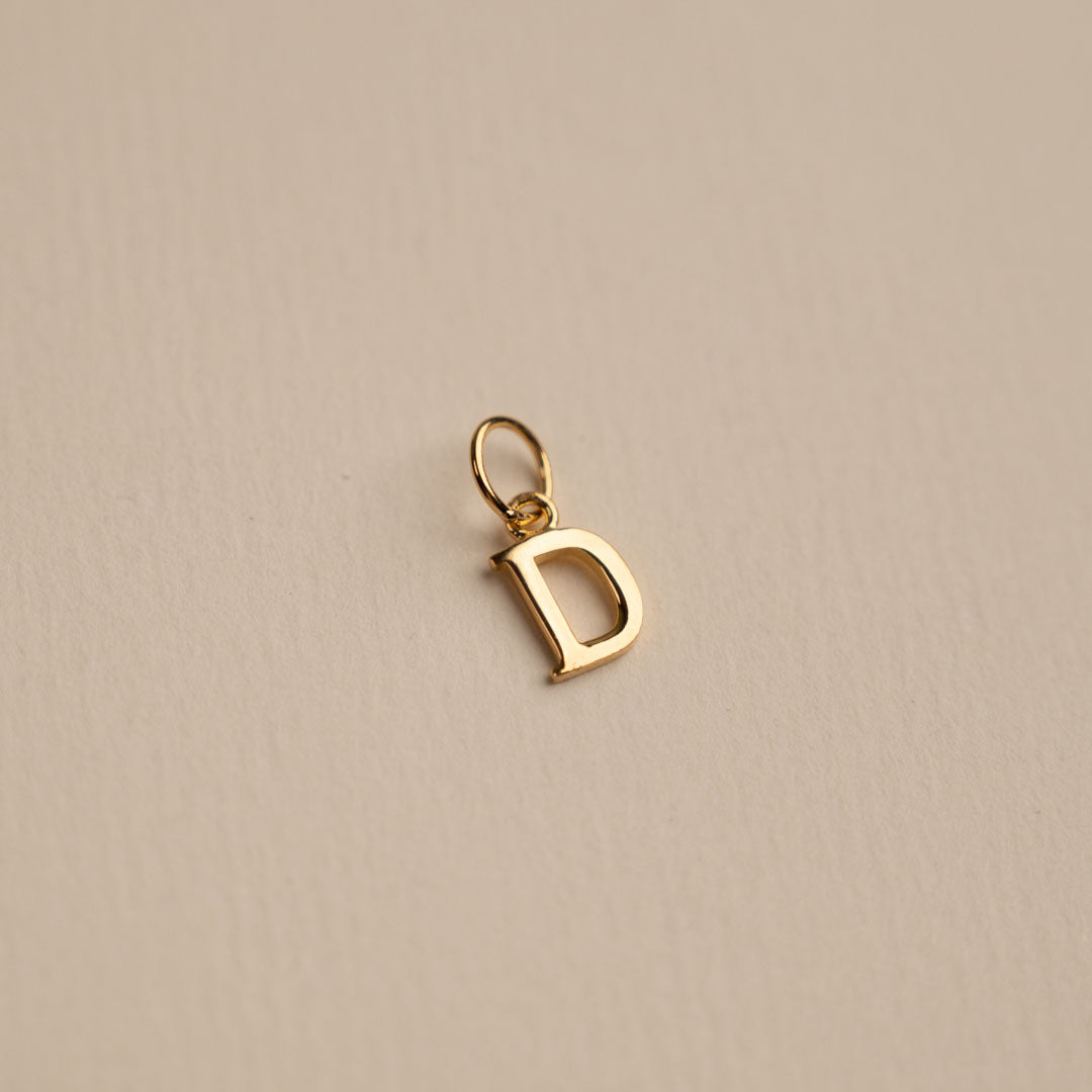 Sabrina - Buchstabenanhänger in Gold
