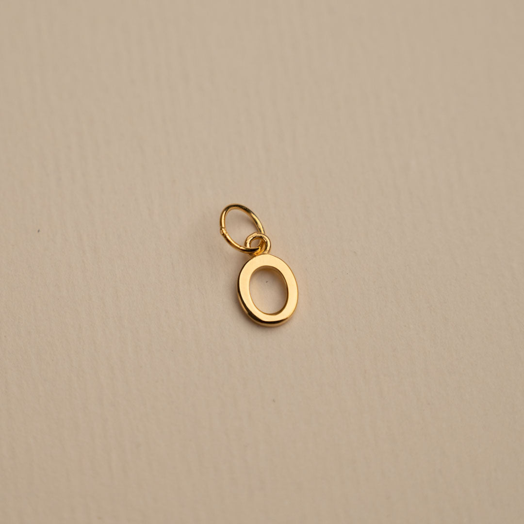 Sabrina - Buchstabenanhänger in Gold