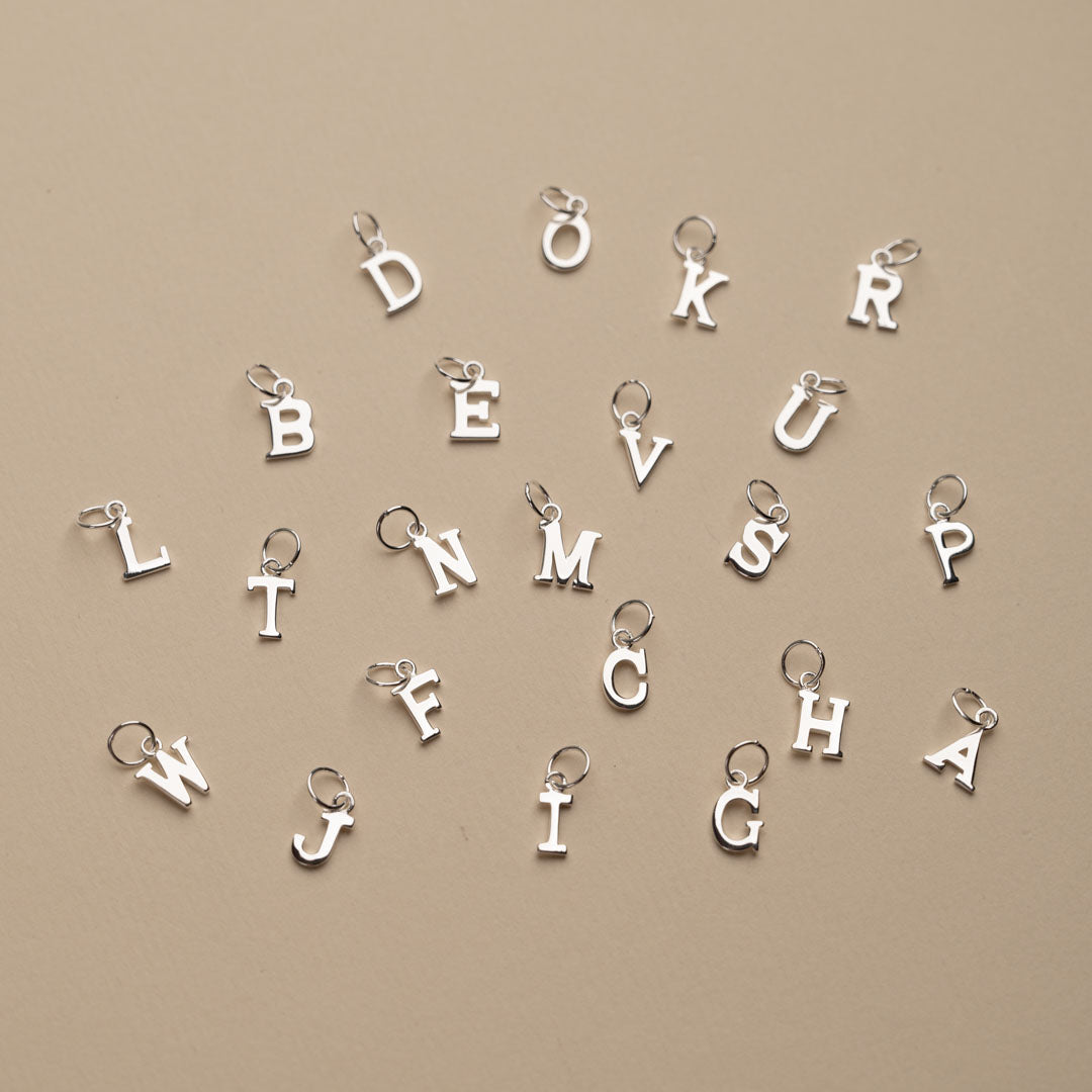 Nadia - Buchstabenanhänger aus Metall