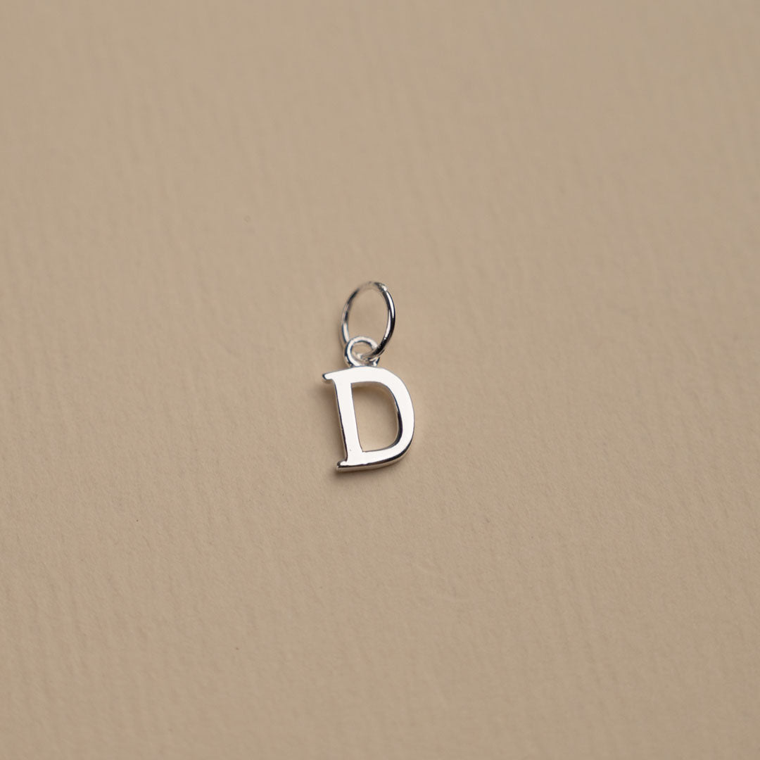 Nadia - Buchstabenanhänger aus Metall