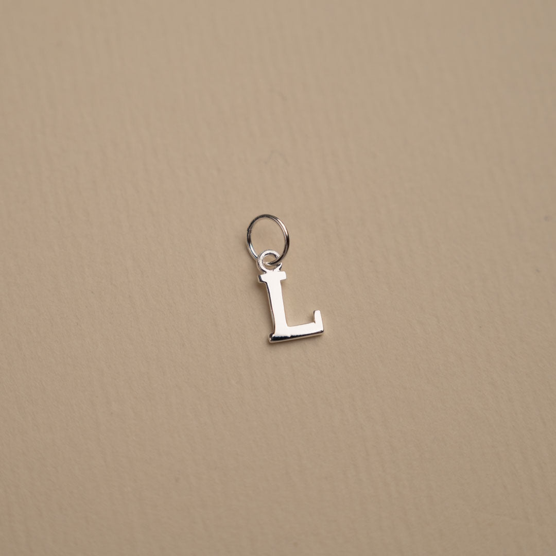 Nadia - Buchstabenanhänger aus Metall