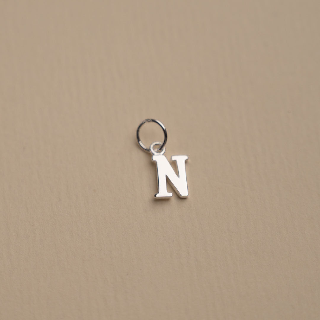 Nadia - Buchstabenanhänger aus Metall