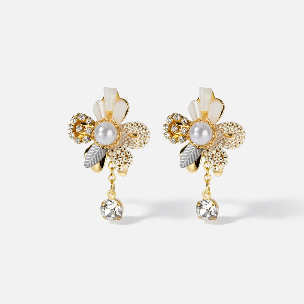 Ohrringe mit Perlenblumen und Kristalltasseln