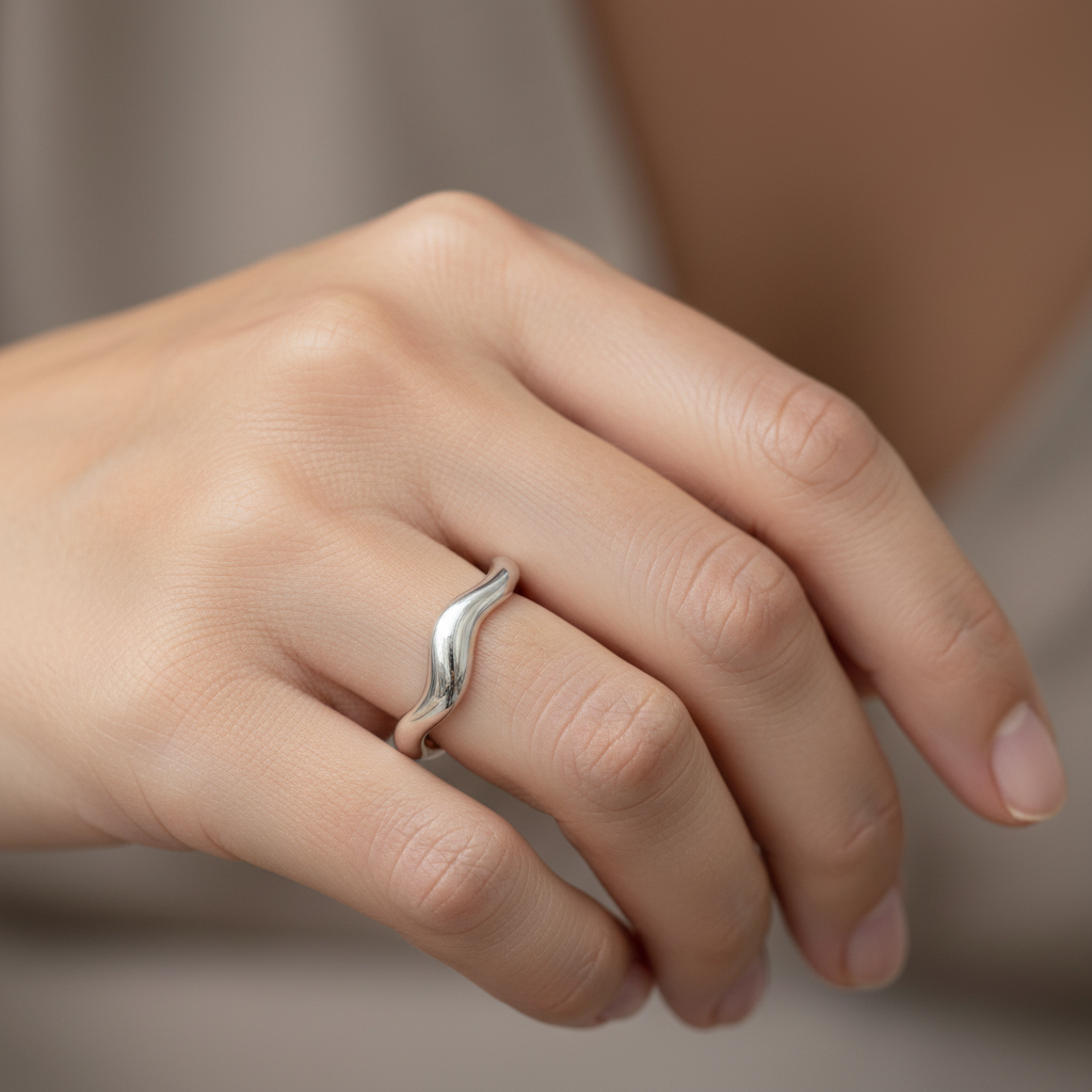 Theva – Offener Ring aus Titan mit Wasserwellen