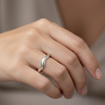 Theva – Offener Ring aus Titan mit Wasserwellen