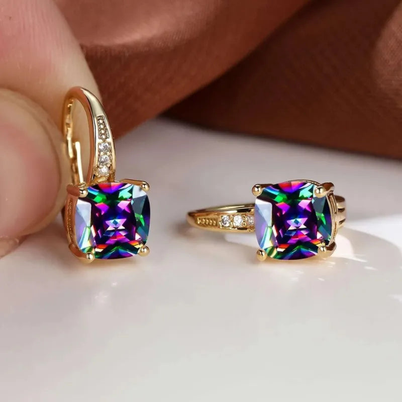 Naoko – Elegante Creolen mit glitzernden Steinen