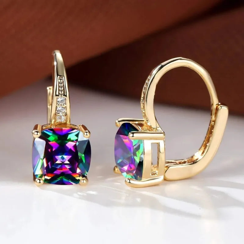 Naoko – Elegante Creolen mit glitzernden Steinen