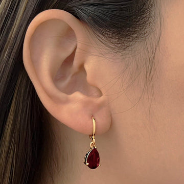 Huggie-Ohrringe mit tropfenförmigem Edelstein in Rubinrot