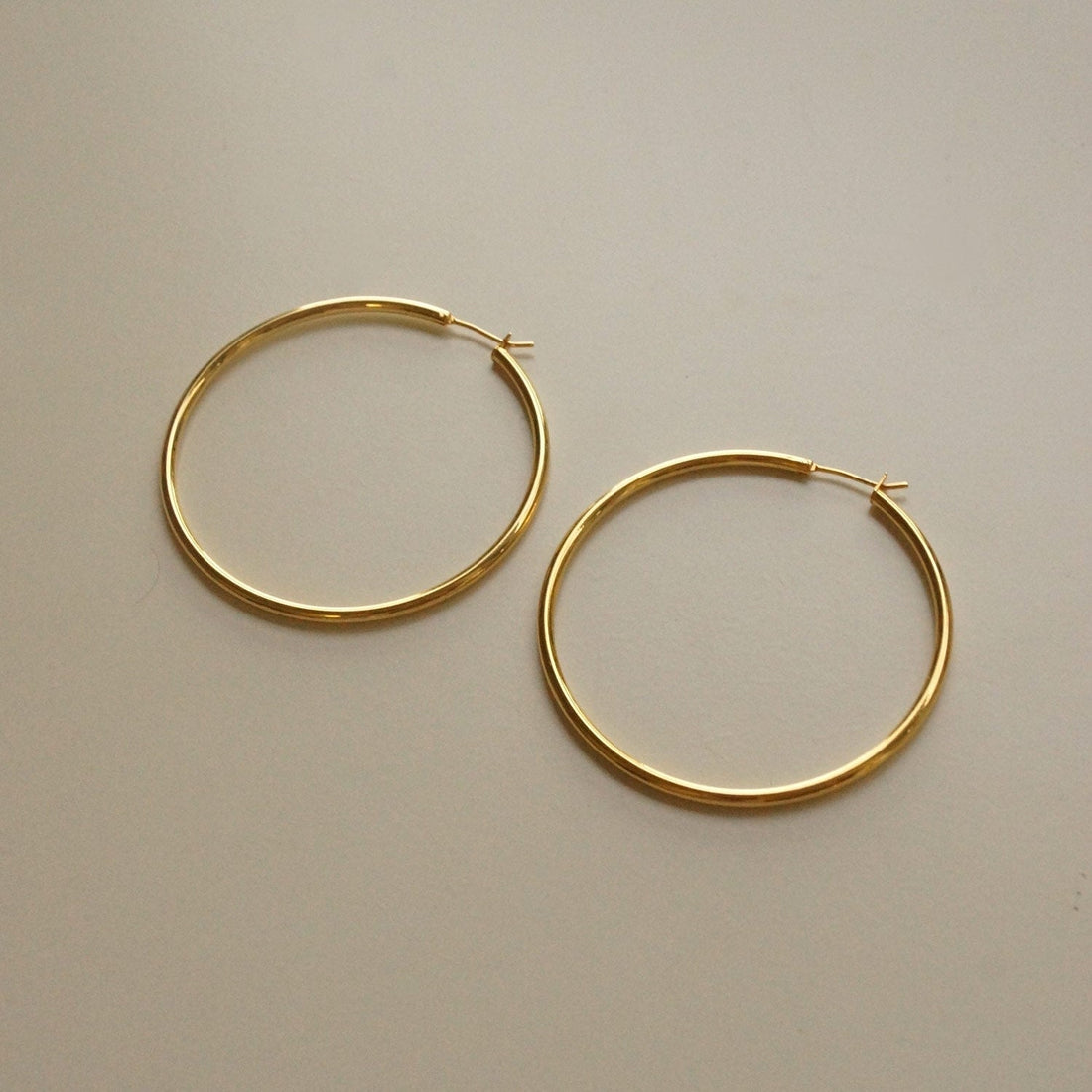 Bella - Große schlanke goldene Ohrringe