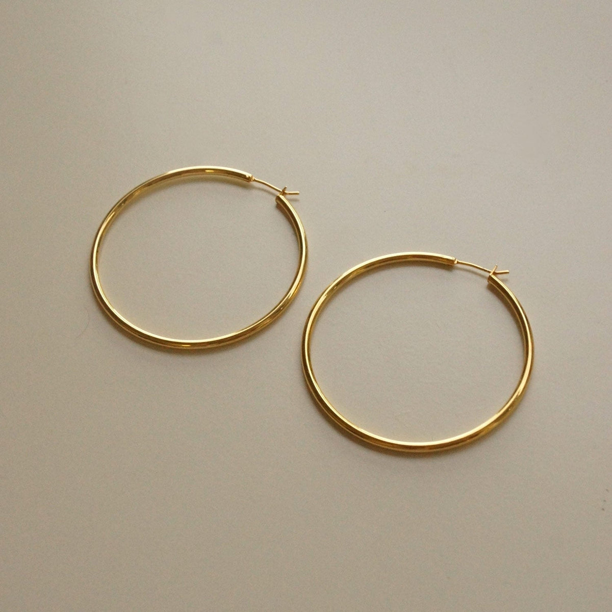 Bella - Große schlanke goldene Ohrringe