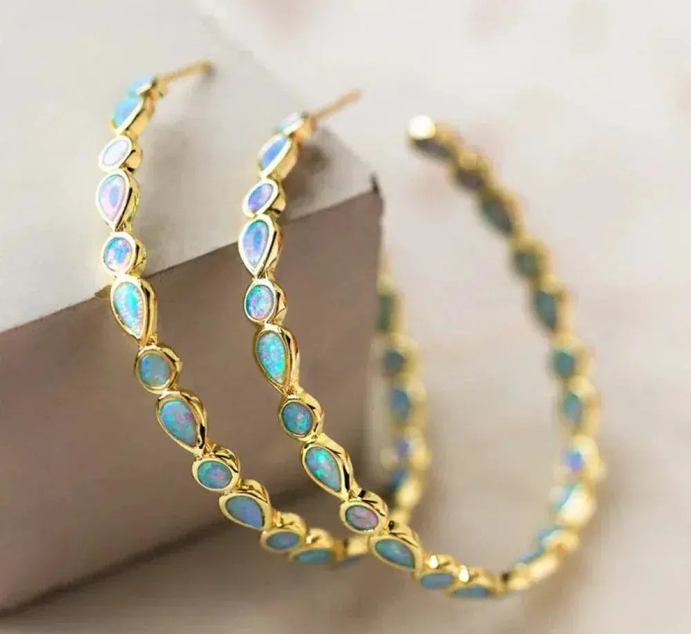 Glänzende Eleganz - Ohrringe mit blauem Opal und Gold