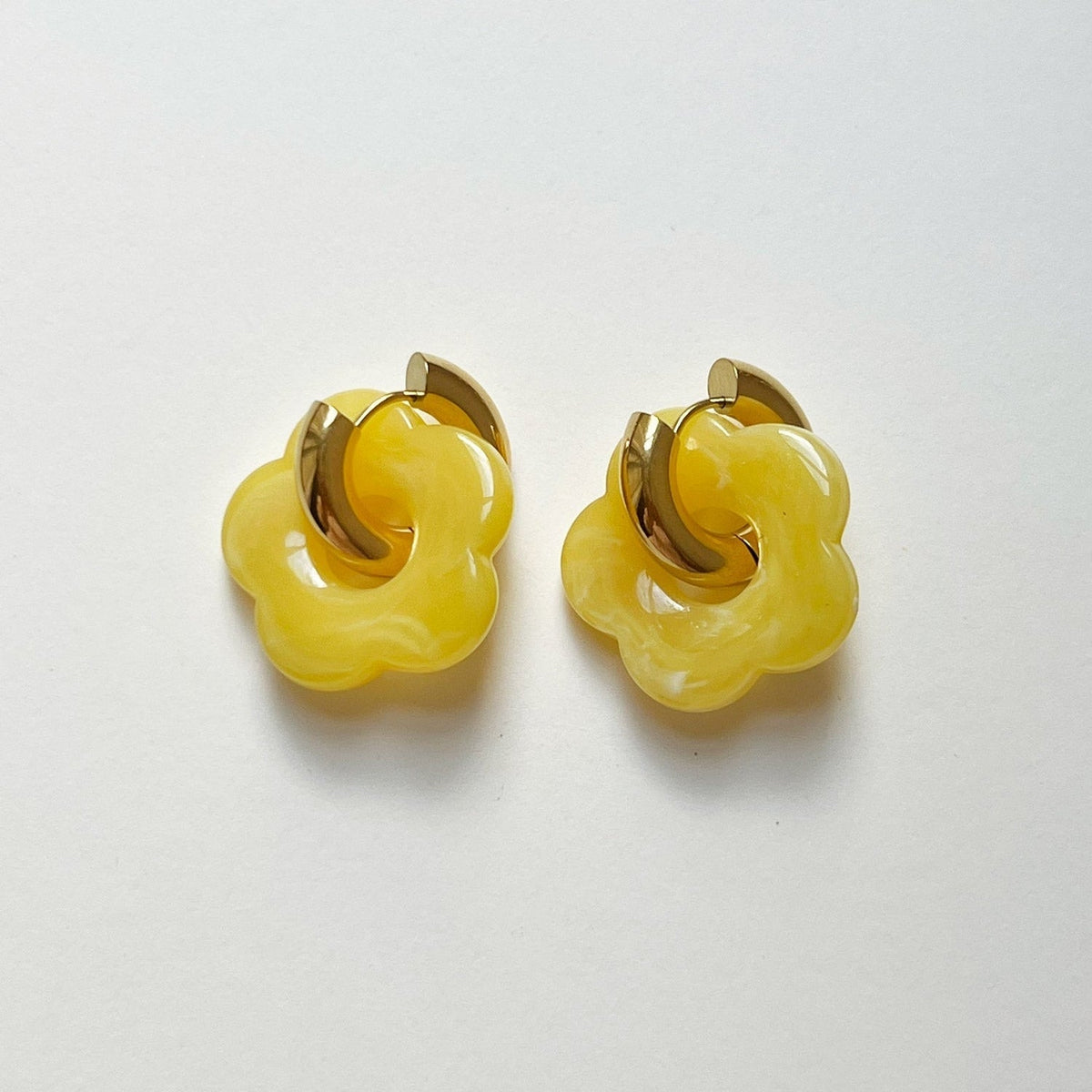 Gelbe Donut Creolen mit Blumenanhänger